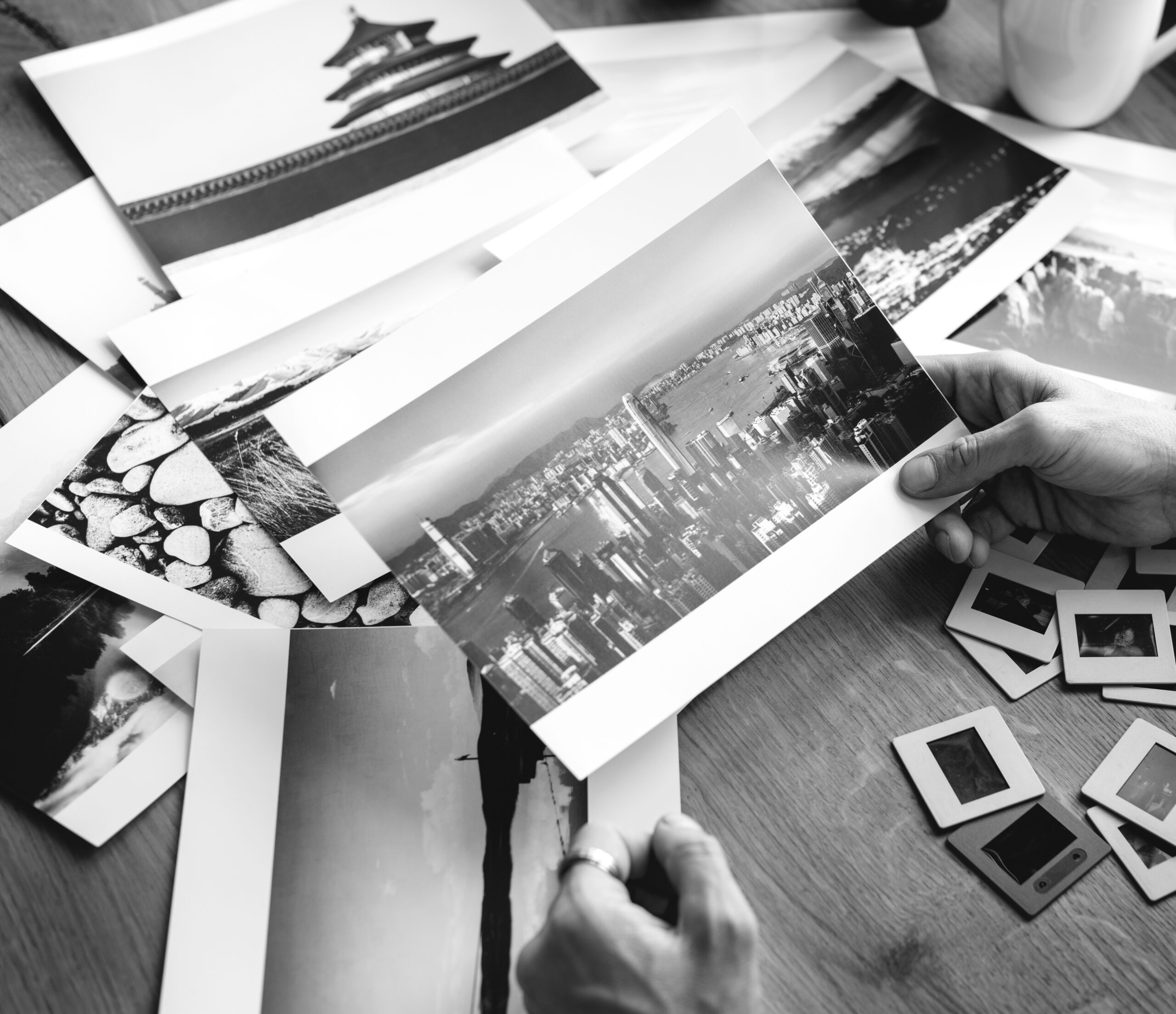 photographer-holding-skyline-picture